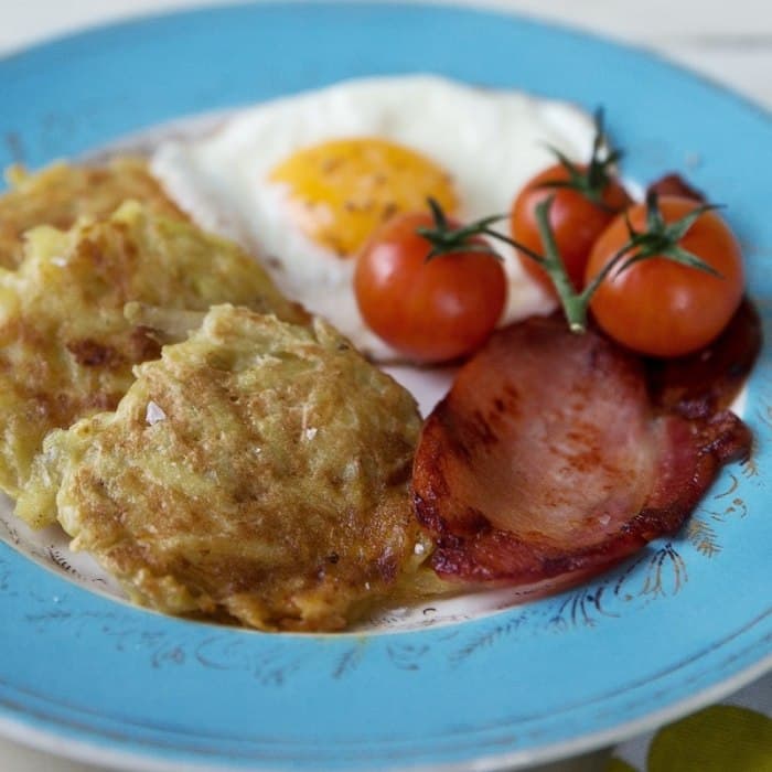 Breakfast plate with a fried egg, bacon and hash browns